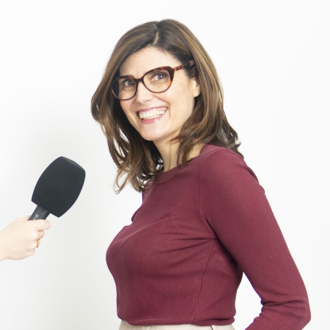 Gemma Mateos sonriendo ante un micrófono